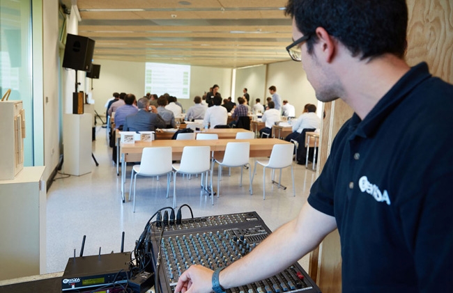 TÉCNICO DE SONIDO ASISTIENDO UN CONGRESO