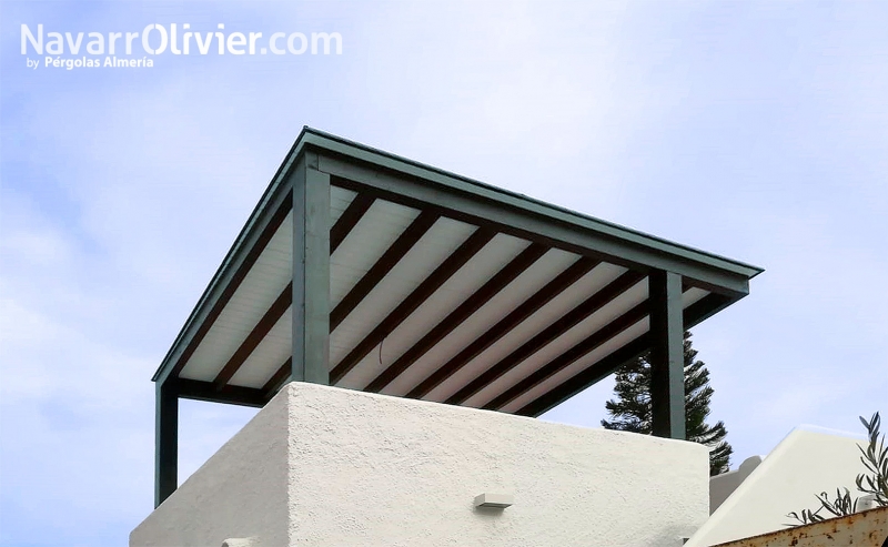 Pérgola de madera laminada para atico en blanco y negro