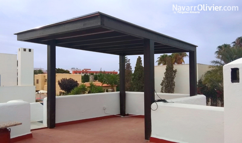 Montaje de pérgola de madera para terraza de vivienda rehabilitada en Puerto Rey, Vera, Almería