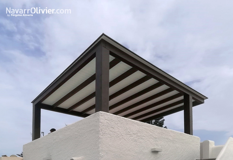 Pérgola minimalista de madera laminada para azotea de vivienda