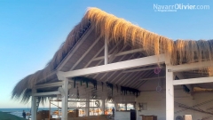 Chiringuito de madera con cubierta natural de carritx