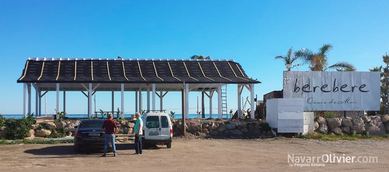 Montaje de estructura de madera para chiringuito de 150 m2