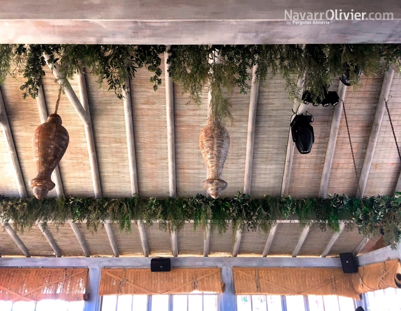 Decoración interior de chiringuito de madera con jardín colgante amazonico