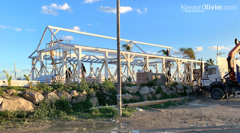 Construccin de chiringuito de madera de 150 m2 a 2 aguas en Malaga