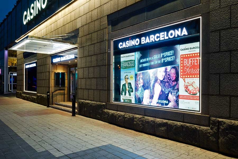 Pantallas led publicitarias de exterior para negocios, escaparates, banderolas led y cruces led