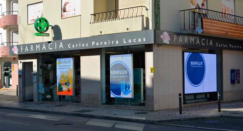 Pantallas led publicitarias de exterior para negocios, escaparates, banderolas led y cruces led