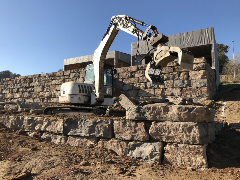 Excavaciones y muros de Piedra NERO