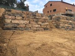 Foto 25 grúa pluma en Barcelona - Excavaciones y Muros de Piedra Nero