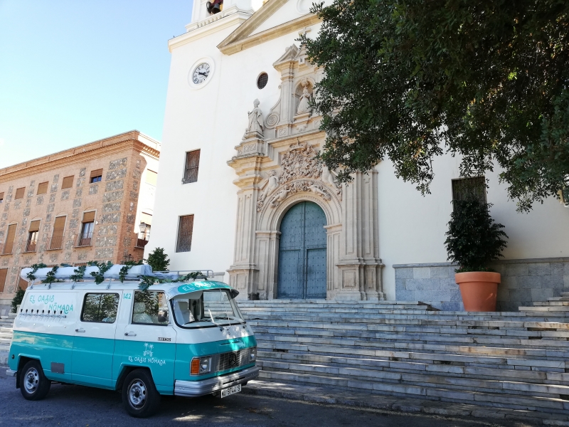 Furgoneta de bebidas para la puerta de la iglesia en una boda o comunin