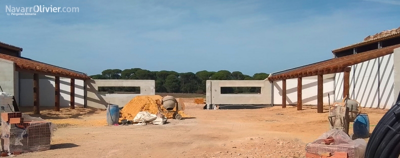 Construccin de cubiertas en tronco descortezado para Cuadra La Vicens