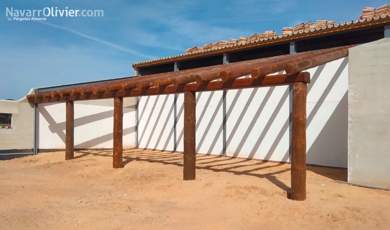 Estructura de tronco y madera para cobertura de boxes de caballos en cuadra La Vicens