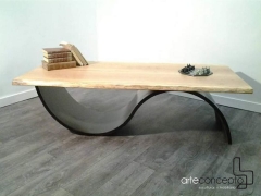 Mesa de diseño fabricada en madera y metal 