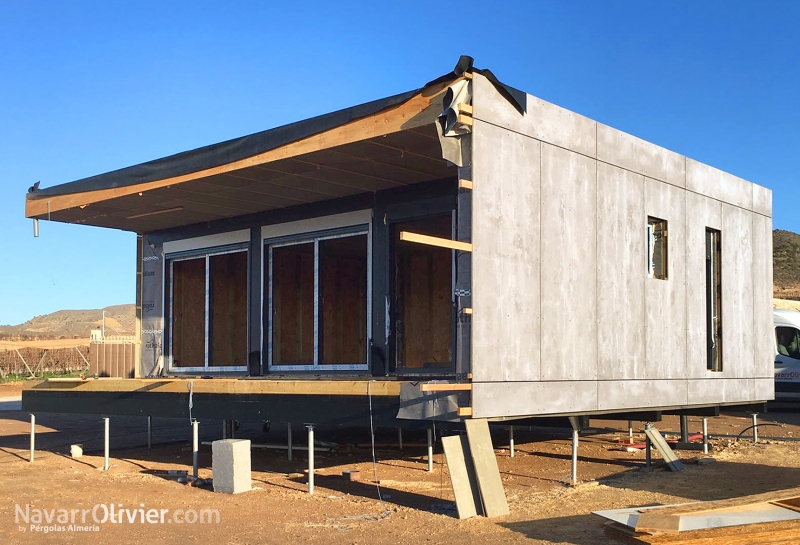 Vivienda modular sobre pilotes metlicos con fachada ventilada