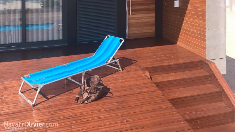 Terraza elevada parea piscina con escalera de acceso en madera autoclave