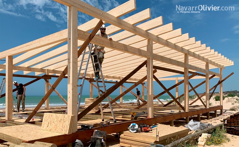 montaje de estructura de madera sobre pilotes para restaurante de playa