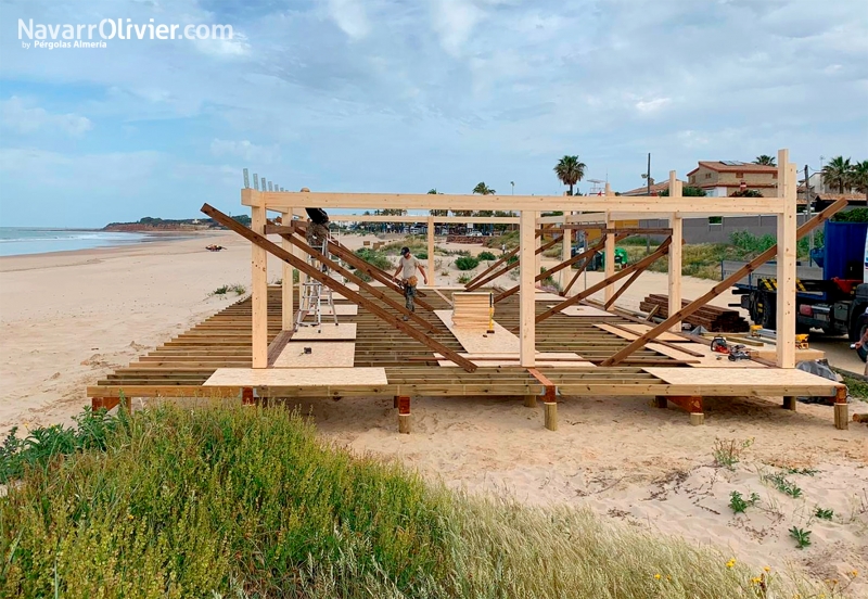 Construcción de chiringuito fijo de madera sobre pilotes en playa dde la Barrosa, Chiclana de la Fro
