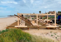 Construccion de chiringuito fijo de madera sobre pilotes en playa dde la barrosa, chiclana de la fro