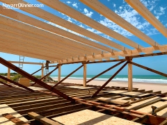 Estructura de madera sobre forjado elevado sobre pilotes en la playa