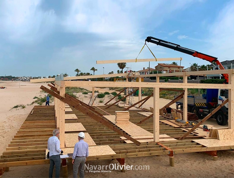 Construcción de chiringuito de madera en playa de la Barrosa, Chiclana