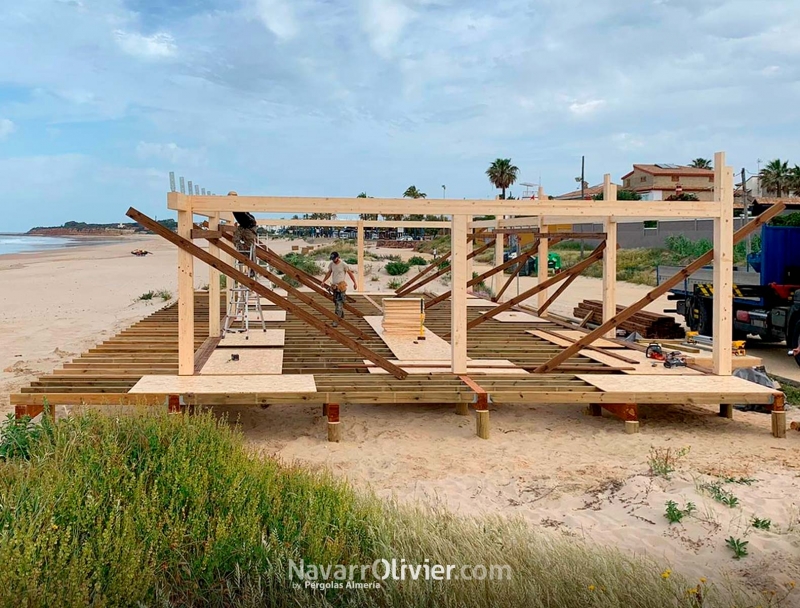 Montaje de chiringuito de playa fijo en madera estructural, Playa de la Barrosa, Chiclana