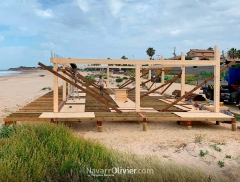 Montaje de chiringuito de playa fijo en madera estructural, playa de la barrosa, chiclana