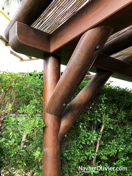 Pérgola de tronco y madera laminada con cubierta en cañizo