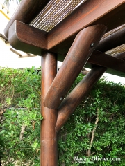 Prgola de tronco y madera laminada con cubierta en caizo