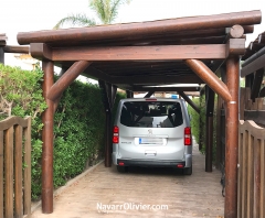 Construccion de tronco y madera para cubierta de aparcamiento