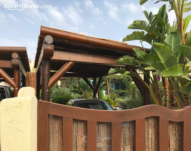 Cubierta para aparcamiento con pérgola de tronco calibrado y madera laminada