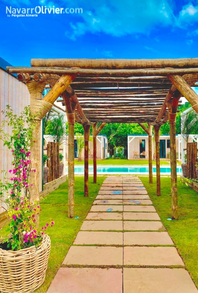 Pérgola natural de palo calibrado, bambu y baras de ecalipto para zona de piscina