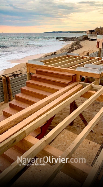 Construccin de terraza elevada sobre pilotes con escalera de iroko