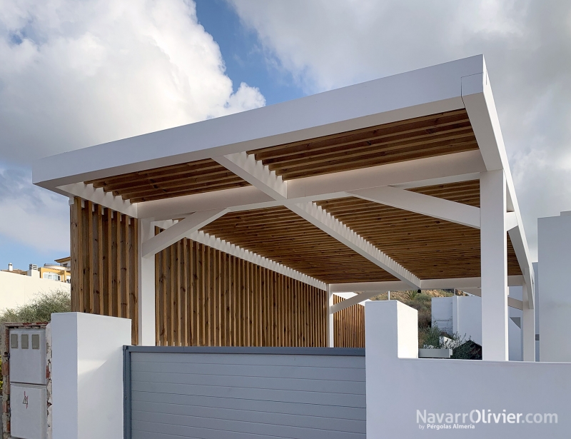 Pérgola de madera con muro y cubierta formado por emparrillado de madera