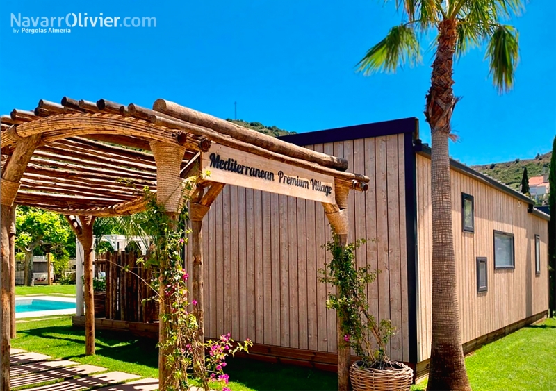 Pérgola de tronco calibrado y varas de eucalipto para acceso zona de camping Sant Miquel