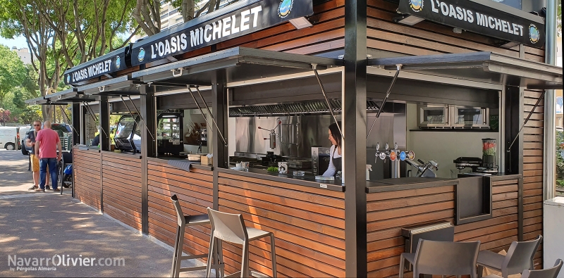 Kiosco de madera para gastronoms en va pblica