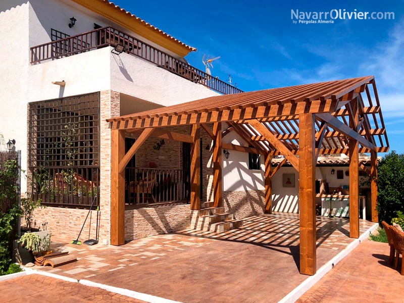 Pérgola a 2 aguas de madera laminada para jardín de viviena unifamiliar