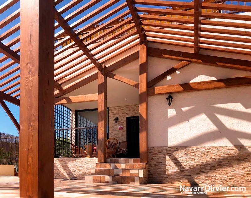 Montaje de cubierta de madera laminada para terraza de vivienda unifamiliar