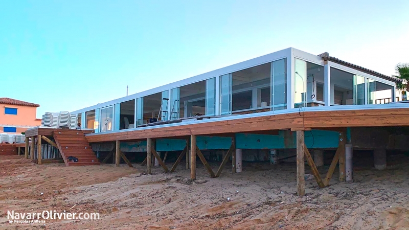 Construcción de restaurante con terraza sobre pilotes de madera