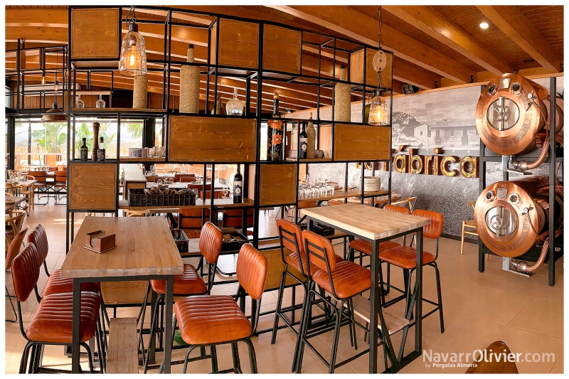 Construcción de restaurante La Fábrica. Mobiliario a medida en metal y madera para el interior 