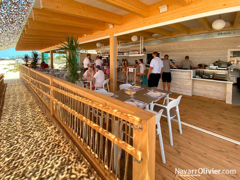 Albarrosa club de playa construido en madera para exterior por NavarrOlivier
