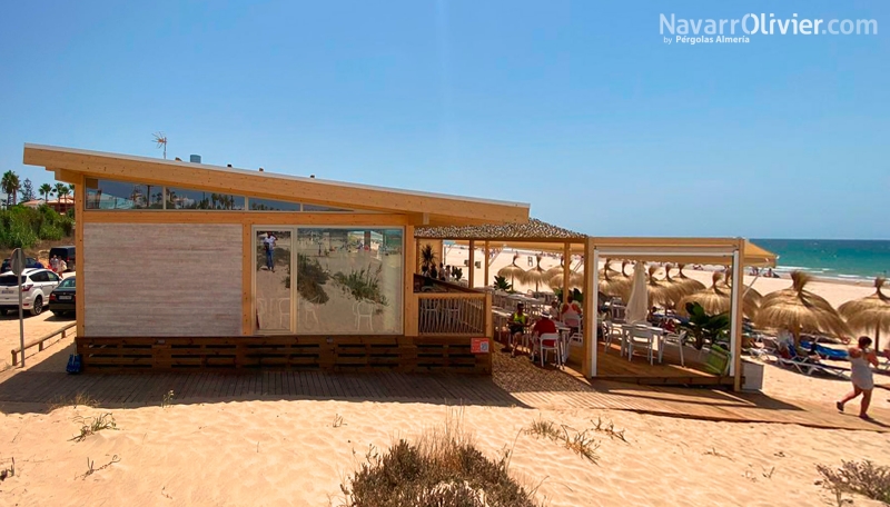 Chiringuito Albarrosa. Construccin de madera sobre pilotes en Chiclana.