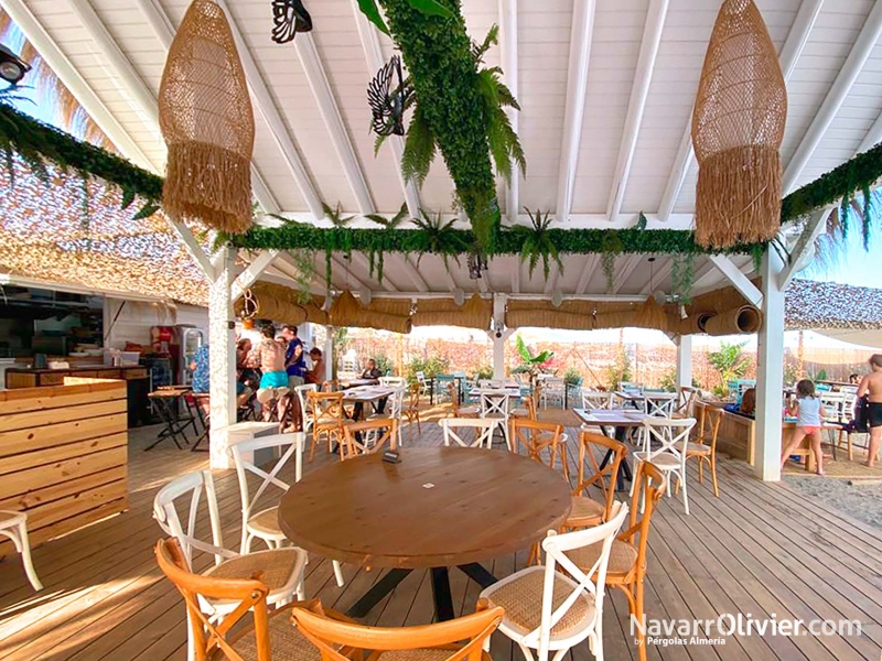 Estructura de madera y tronco calibrado para terraza de chiringuito Bossa Playa