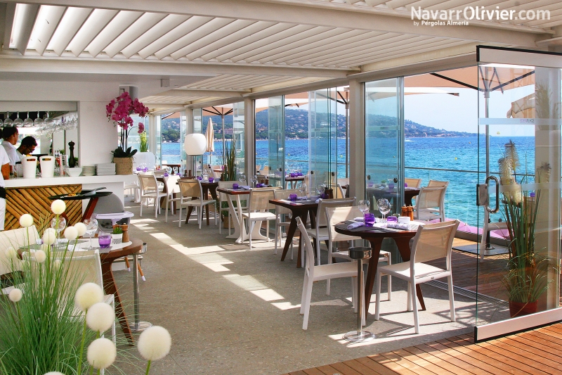 Beach club con cubierta de pérgola bioclimática en Sainte Maxime , Francia