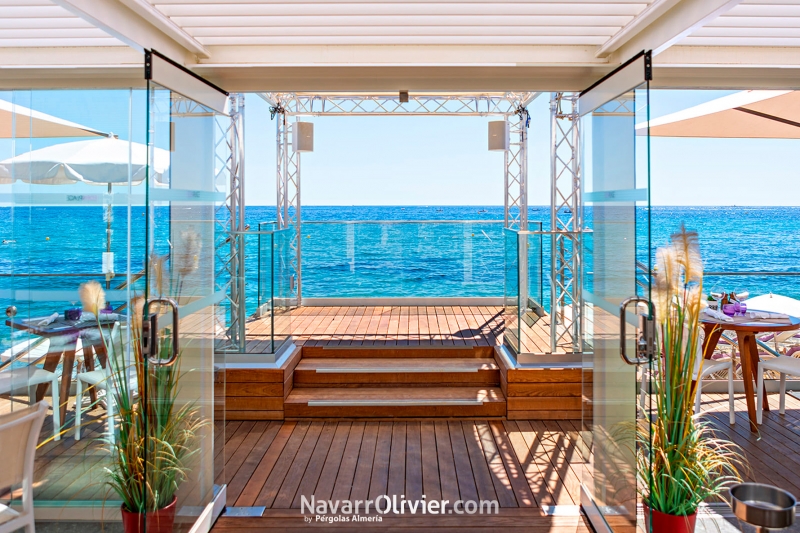 terraza de madera para beachclub Eden Plage, Sainte Maxime, Francia