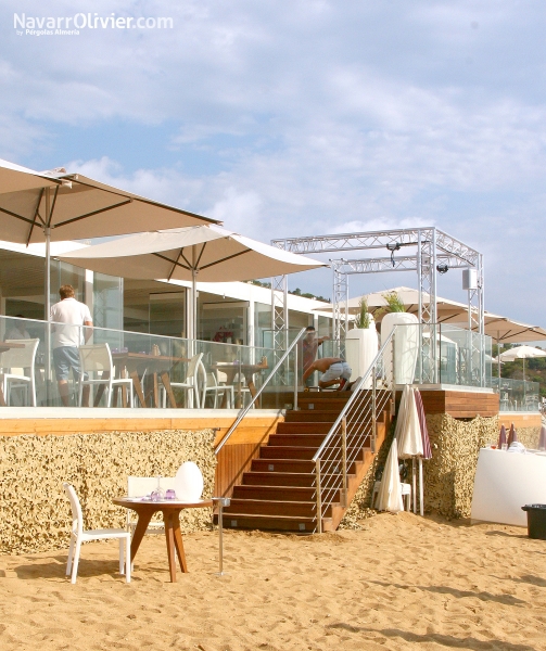 Terraza elevada sobre pilotes  para beach club en la costa azul de Francia