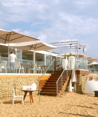 Terraza elevada sobre pilotes para beach club en la costa azul de francia