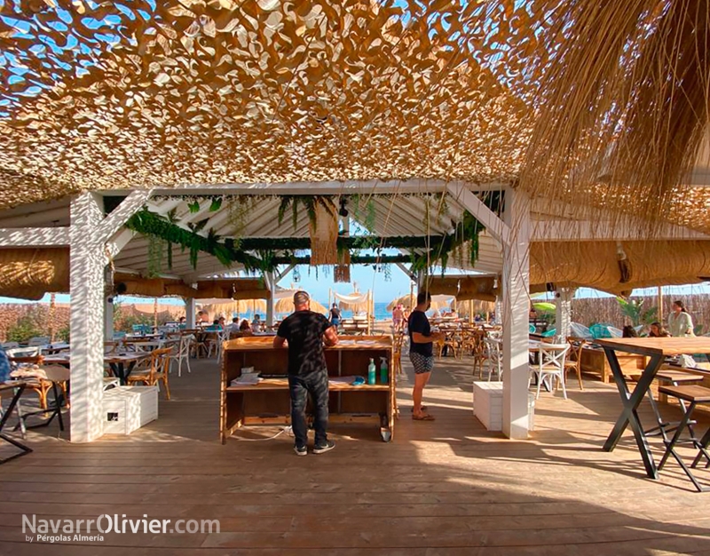Terraza cubierta en madera y tronco para chiringuito Bossa Playa, Torrox