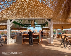Terraza cubierta en madera y tronco para chiringuito bossa playa, torrox