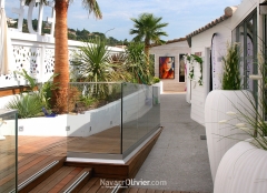 Zona de acceso a beach club eden plage, tarima en madera de fresno termotratado con barandilla