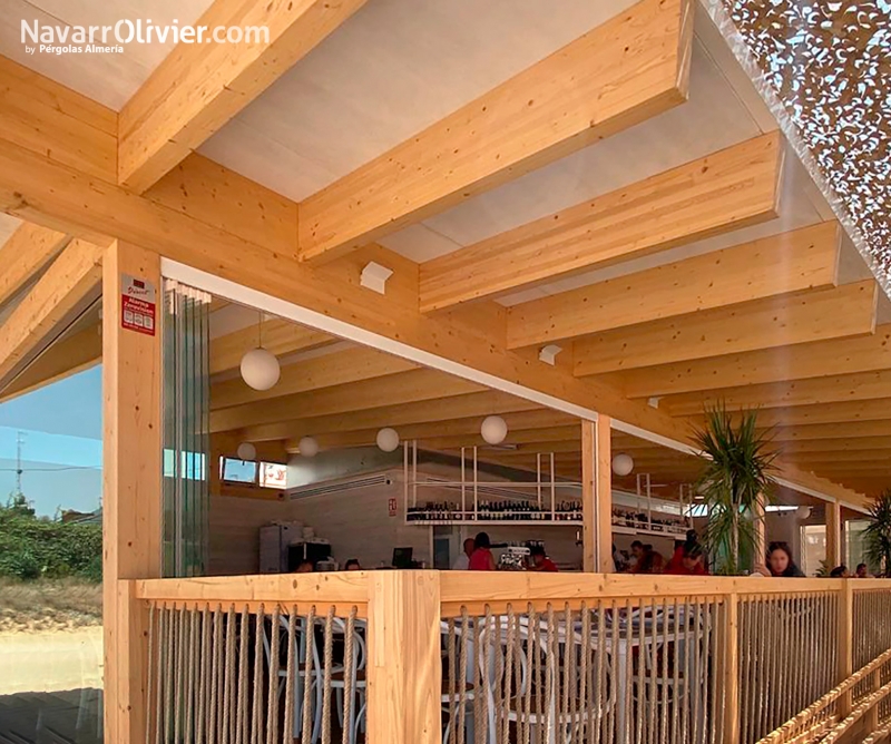 Construccin en madera estructural de restaurante sobre pilotes