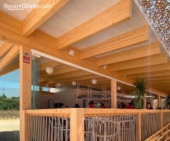 Construccion en madera estructural de restaurante sobre pilotes